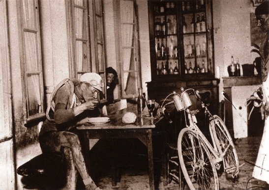 Robert Jacquinot taking a break to eat at a cafe in Hostens during stage 5, Les Sables d'Olonne – Bayonne, 3 July 1922