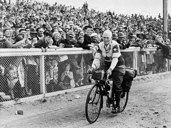 Ernie Old, aged 73, at the Melbourne showgrounds in 1947, finishing a 4000-kilometre ride to Brisbane and back.